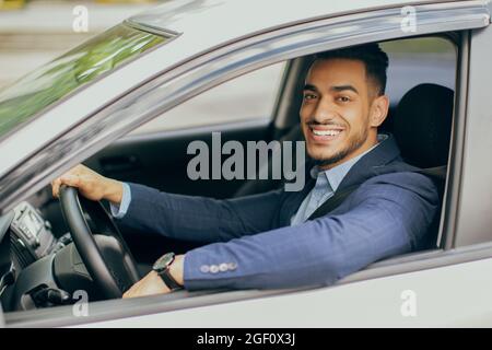 Photo d'un homme d'affaires du Moyen-Orient riche en voiture Banque D'Images