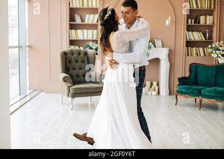 Joyeux jeune couple de mariée et marié, première danse de mariage, jeunes mariés dansant ensemble, jour de mariage Banque D'Images