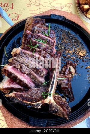 Délicieux steak florentin à base de T-bone. Cuisine toscane. Beefsteak florentin. Directement au-dessus. Banque D'Images