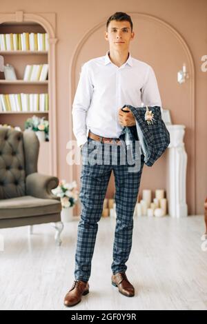 Portrait du marié, le marié se prépare à rencontrer la mariée, homme élégant dans un costume posant dans le studio, jour de mariage Banque D'Images