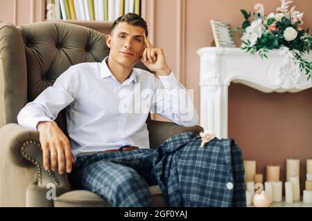 Portrait du marié, le marié se prépare à rencontrer la mariée, homme élégant dans un costume posant dans le studio, jour de mariage Banque D'Images