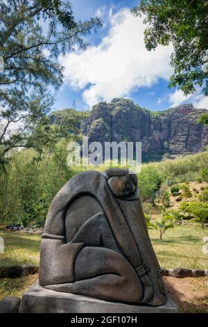 Maurice, îles Mascarene. Prière de briser les chaînes, sculpture du sculpteur haïtien Fritz Laratte, 1933 - 2014 au Monument de la route des esclaves au Banque D'Images