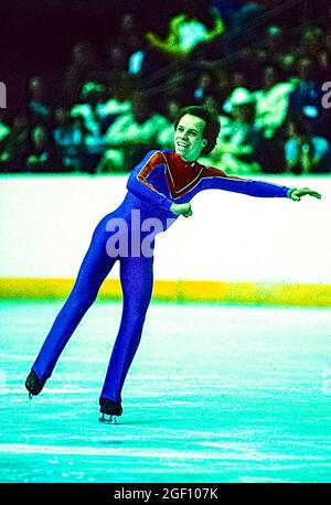 Scott Hamilton (États-Unis) pendant le patinage libre et gagnant l'or dans la compétition de patinage artistique pour hommes aux Jeux Olympiques d'hiver de 1984 Banque D'Images