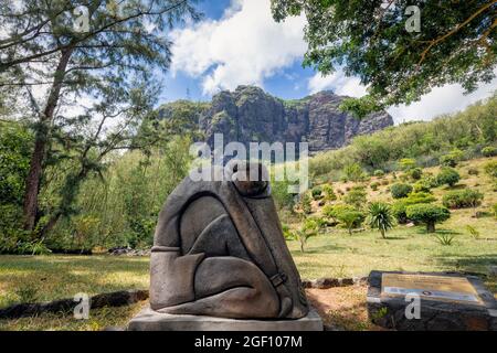 Maurice, îles Mascarene. Prière de briser les chaînes, sculpture du sculpteur haïtien Fritz Laratte, 1933 - 2014 au Monument de la route des esclaves au Banque D'Images