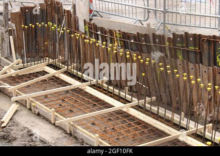 Construction de fondations à l'aide de mailles de renfort en acier et de tiges en acier Banque D'Images