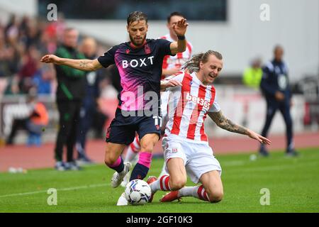 STOKE ON TRENT, ROYAUME-UNI. 21 AOÛT Philip Zinkernagel, de Nottingham Forest, fouille Ben Wilmot de Stoke City pendant le match de championnat Sky Bet entre Stoke City et Nottingham Forest au stade Bet365, Stoke-on-Trent, le samedi 21 août 2021. (Credit: Jon Hobley | MI News) Credit: MI News & Sport /Alay Live News Banque D'Images