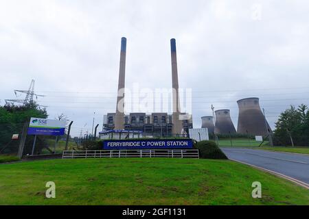 Les derniers moments de 2 cheminées et chaufferies à la centrale électrique Ferrybridge C avant d'être démolies par des explosifs contrôlés Banque D'Images