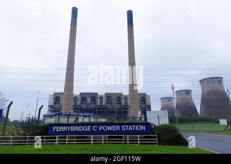 Les derniers moments de 2 cheminées et chaufferies à la centrale électrique Ferrybridge C avant d'être démolies par des explosifs contrôlés Banque D'Images