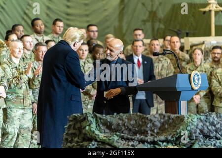 Le président Donald J. Trump visite les troupes à l'aérodrome de Bagram le jeudi 28 novembre 2019, en Afghanistan, lors d'une visite surprise pour passer l'action de grâce avec les troupes. (Photo officielle de la Maison Blanche par Shealah Craighead) Banque D'Images