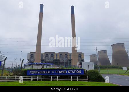 Les derniers moments de 2 cheminées et chaufferies à la centrale électrique Ferrybridge C avant d'être démolies par des explosifs contrôlés Banque D'Images