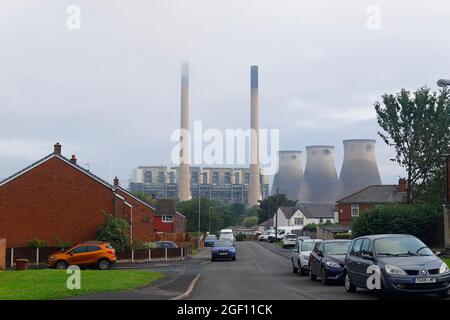 Les derniers moments de 2 cheminées et chaufferies à la centrale électrique Ferrybridge C avant d'être démolies par des explosifs contrôlés Banque D'Images