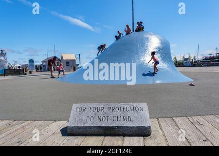 Halifax, Nouvelle-Écosse, Canada - 11 août 2021 : les enfants grimpent Donna Hiebert la sculpture Wave au port Banque D'Images