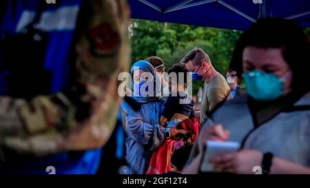 Ramstein Miesenbach, Allemagne. 20 août 2021. Une famille afghane évacuée de Kaboul attend d'être dépistée médicalement après son arrivée à la base aérienne de Ramstein le 20 août 2021 à Ramstein-Miesenbach, en Allemagne. La base aérienne de Ramstein fournit un hébergement temporaire aux personnes évacuées d'Afghanistan dans le cadre de l'opération alliés refuge. Credit: Planetpix/Alamy Live News Banque D'Images