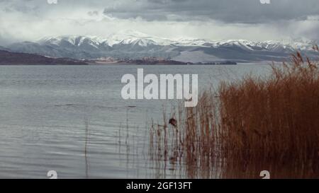 Vue sur le lac et les montagnes enneigées de Mongolie. Banque D'Images