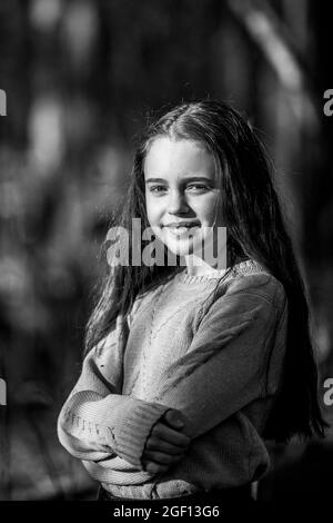 Portrait d'une adolescente à l'extérieur. Photo en noir et blanc. Banque D'Images