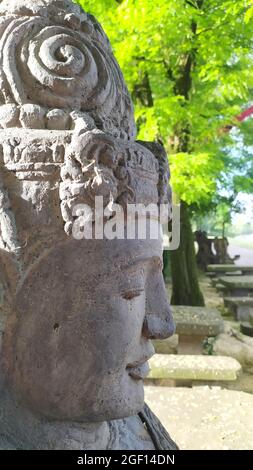 Grande sculpture de Bouddha en pierre naturelle dans le jardin Banque D'Images