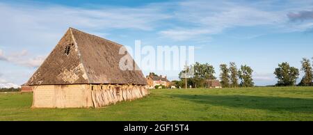 ancienne grange et hangars dans le parc régional des boucles de la seine près de rouen en france Banque D'Images