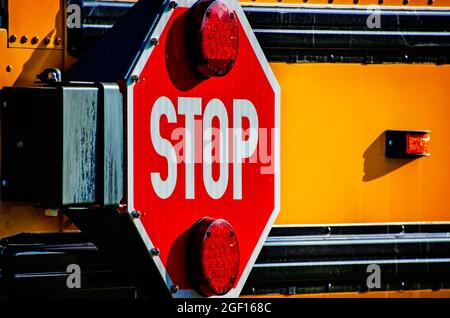 Un panneau d'arrêt d'autobus scolaire est illustré sur un autobus scolaire stationné à l'extérieur de l'école élémentaire South Hancock, le 22 août 2021, à Bay Saint Louis, Mississippi. Banque D'Images