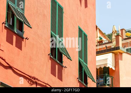 Ancienne maison italienne traditionnelle avec fenêtres en bois, volets verts, Monterosso, Italie Banque D'Images
