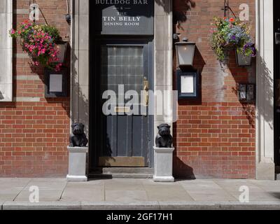 Londres, Grand Londres, Angleterre, août 10 2021 : entrée au bar Bulldog Whitehall. Banque D'Images