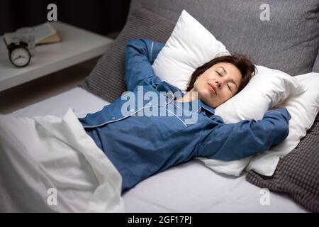 Femme dormant paisiblement la nuit Banque D'Images