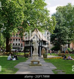 Londres, Grand Londres, Angleterre, août 10 2021 : statue de Charles II sur Soho Square par le sculpteur danois Caius Gabriel Cibber. Banque D'Images