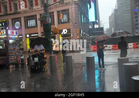 New York, États-Unis. 22 août 2021. (NOUVEAU) l'ouragan Henri provoque de fortes précipitations et des dommages à Times Square. 22 août 2021, New York, États-Unis: L'ouragan Henri avec environ 75 km/h. avec une onde de tempête dangereuse et des inondations autour de New York a causé de fortes précipitations à Times Square et des fuites d'eau à la station de métro Times Square 42e rue. La fuite affecte le débit de quelques passagers à bord du train et un changement de vitesse de marque des seaux sont placés pour contenir l'eau de pluie qui a réussi à se répandre autour d'une partie de la station de métro. Les bandes jaunes sont utilisées pour empêcher les passagers de glisser. Banque D'Images