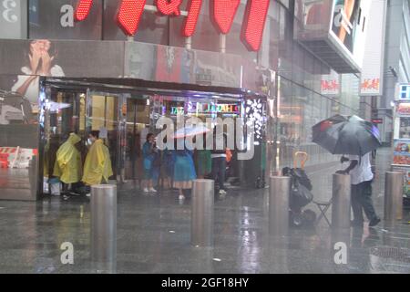 New York, États-Unis. 22 août 2021. (NOUVEAU) l'ouragan Henri provoque de fortes précipitations et des dommages à Times Square. 22 août 2021, New York, États-Unis: L'ouragan Henri avec environ 75 km/h. avec une onde de tempête dangereuse et des inondations autour de New York a causé de fortes précipitations à Times Square et des fuites d'eau à la station de métro Times Square 42e rue. La fuite affecte le débit de quelques passagers à bord du train et un changement de vitesse de marque des seaux sont placés pour contenir l'eau de pluie qui a réussi à se répandre autour d'une partie de la station de métro. Les bandes jaunes sont utilisées pour empêcher les passagers de glisser. Banque D'Images