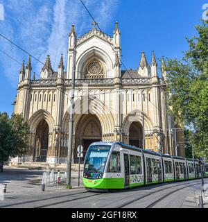 Vitoria-Gasteiz, Espagne - 21 août 2021 : le tramway électrique EuskoTren passe devant la Nouvelle cathédrale de Santa Maria. Vitoria, pays basque, Espagne Banque D'Images