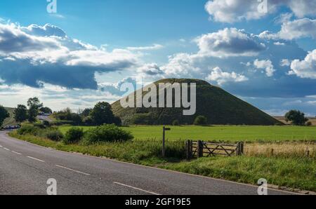 Vue sur les prairies et les champs ouverts vers Silbury Hill, Avebury Wiltshire Royaume-Uni Banque D'Images