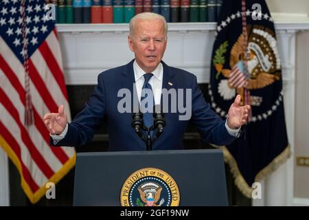 Washington, États-Unis. 22 août 2021. Le président américain Joe Biden donne des mises à jour sur la réponse de son administration à l'ouragan Henri, ainsi qu'une mise à jour sur l'évacuation des citoyens américains, des demandeurs du SIV et de leurs familles, et des Afghans vulnérables dans la salle Roosevelt de la Maison Blanche à Washington, DC, le dimanche 22 août 2021. Photo de Ken Cedeno/UPI crédit: UPI/Alay Live News Banque D'Images