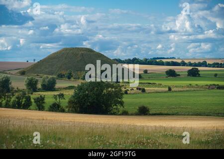 Vue sur les terres agricoles ouvertes de Silbury Hill (monticule de craie artificielle préhistorique) Avebury Wiltshire UK, un site classé au patrimoine mondial de l'UNESCO Banque D'Images