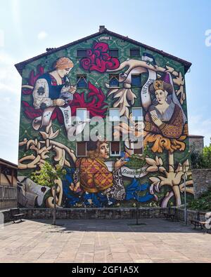 Vitoria Gasteiz, Espagne - 21 août 2021 : fresque d'art de rue « El Triunfo de Vitoria » dans la vieille ville de Vitoria Gasteiz Banque D'Images