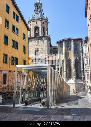 Vitoria-Gasteiz, Espagne - 21 août 2021 : escaliers mécaniques urbains en tant que transports publics dans la vieille ville de Vitoria Gasteiz Banque D'Images