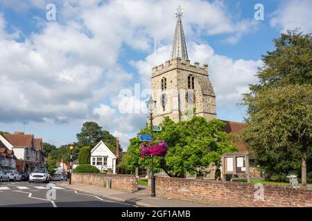 L'église Saint-Laurent, la grande rue, Chobham, Surrey, Angleterre, Royaume-Uni Banque D'Images