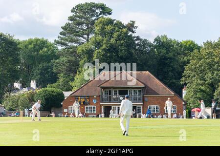 Match de cricket local et pavillon, terrain du club de cricket de Chobham, Chobham, Surrey, Angleterre, Royaume-Uni Banque D'Images