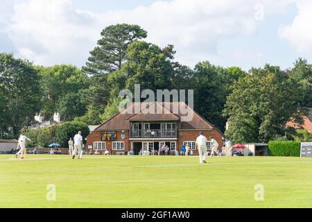 Match de cricket local et pavillon, terrain du club de cricket de Chobham, Chobham, Surrey, Angleterre, Royaume-Uni Banque D'Images