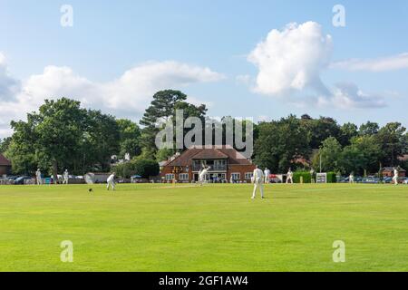 Match de cricket local et pavillon, terrain du club de cricket de Chobham, Chobham, Surrey, Angleterre, Royaume-Uni Banque D'Images