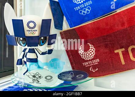 tokyo, japon - août 15 2021 : figurine en plastique du personnage officiel de la mascotte Miraitowa ornée du logo et des friandises des Jeux Olympiques de Tokyo 2020 Banque D'Images