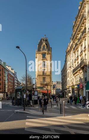 Paris, France - 1er mars 2021 : bel immeuble de style haussmannien à Paris Banque D'Images