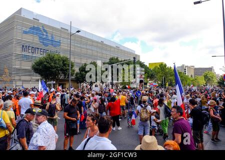 Des manifestants se rassemblent à l'extérieur de l'UHI (Institut Hospitalo-universitaire Méditerranée des infections de Marseille) pour soutenir le professeur Raoult lors de la manifestation contre le passe de santé à Marseille.des milliers de personnes manifestent contre le passe de santé à Marseille, en France. Le président français Emmanuel Macron a annoncé, parmi les nouvelles mesures anti-Covid 19, une « carte santé » qui sera nécessaire pour fréquenter les terrasses de cafés, restaurants, cinémas, théâtres et autres activités culturelles et de loisirs afin de contribuer à contenir la propagation du virus Covid-19. Banque D'Images