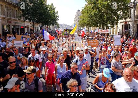 Des manifestants se rassemblent à l'extérieur de l'UHI (Institut Hospitalo-universitaire Méditerranée des infections de Marseille) pour soutenir le professeur Raoult lors de la manifestation contre le passe de santé à Marseille.des milliers de personnes manifestent contre le passe de santé à Marseille, en France. Le président français Emmanuel Macron a annoncé, parmi les nouvelles mesures anti-Covid 19, une « carte santé » qui sera nécessaire pour fréquenter les terrasses de cafés, restaurants, cinémas, théâtres et autres activités culturelles et de loisirs afin de contribuer à contenir la propagation du virus Covid-19. Banque D'Images