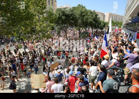 Des manifestants se rassemblent à l'extérieur de l'UHI (Institut Hospitalo-universitaire Méditerranée des infections de Marseille) pour soutenir le professeur Raoult lors de la manifestation contre le passe de santé à Marseille.des milliers de personnes manifestent contre le passe de santé à Marseille, en France. Le président français Emmanuel Macron a annoncé, parmi les nouvelles mesures anti-Covid 19, une « carte santé » qui sera nécessaire pour fréquenter les terrasses de cafés, restaurants, cinémas, théâtres et autres activités culturelles et de loisirs afin de contribuer à contenir la propagation du virus Covid-19. Banque D'Images