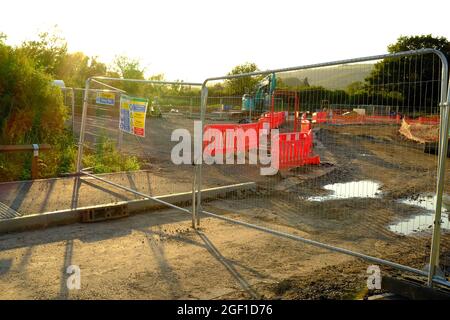 2021 août - clôture Heras à l'entrée d'un nouveau site de construction de maison dans le village rural de Cheddar à Somerset, Royaume-Uni. Banque D'Images