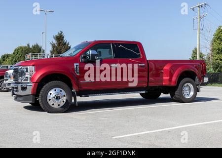 Kokomo - Circa août 2021 : exposition de Ford F-450 dans un concessionnaire. Le Ford F450 est disponible en versions XL, XLT, Lariat, King Ranch, Limited et Platinum Banque D'Images