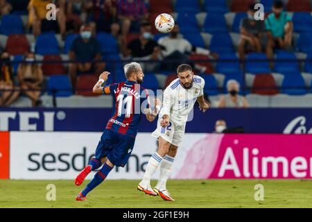 Valence, Espagne. 22 août 2021. Dani Carvajal du Real Madrid en action avec José Luis Morales de Levante UD pendant le match de la Ligue entre Levante UD et Real Madrid à l'Estadio Ciudad de Valence, Espagne. Crédit : DAX Images/Alamy Live News Banque D'Images