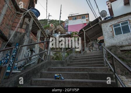 Rio de Janeiro, Brésil - 5 avril 2016 : structures résidentielles fragiles de la communauté de Santa Marta à Rio de Janeiro. Banque D'Images