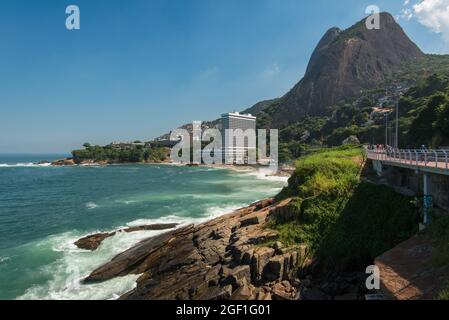 Côte pittoresque de Rio de Janeiro avec Vidigal Favela à l'horizon et deux Frères montagne Banque D'Images