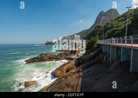 Côte pittoresque de Rio de Janeiro avec Vidigal Favela à l'horizon et deux Frères montagne Banque D'Images