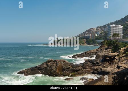 Côte pittoresque de Rio de Janeiro avec Vidigal Favela à l'horizon et deux Frères montagne Banque D'Images